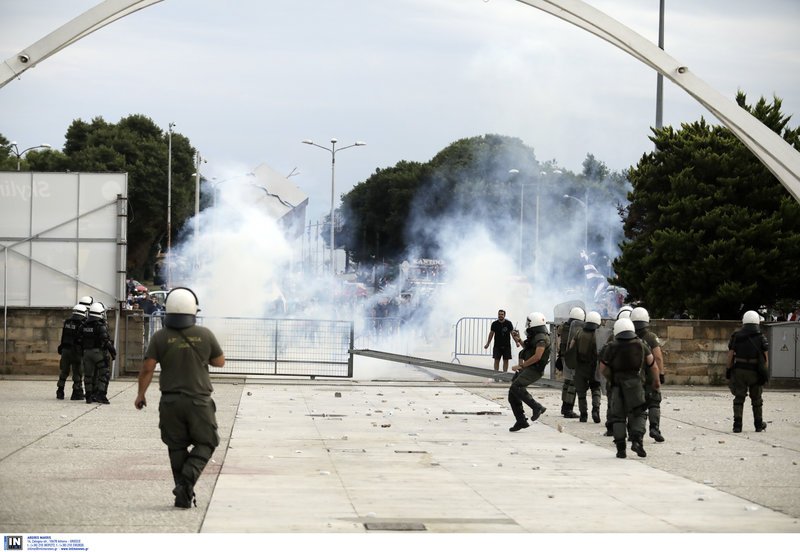 Πετροπόλεμος και χημικά σε εκδήλωση του ΣΥΡΙΖΑ για το Σκοπιανό | iefimerida.gr 5