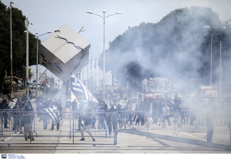 Πετροπόλεμος και χημικά σε εκδήλωση του ΣΥΡΙΖΑ για το Σκοπιανό | iefimerida.gr 6