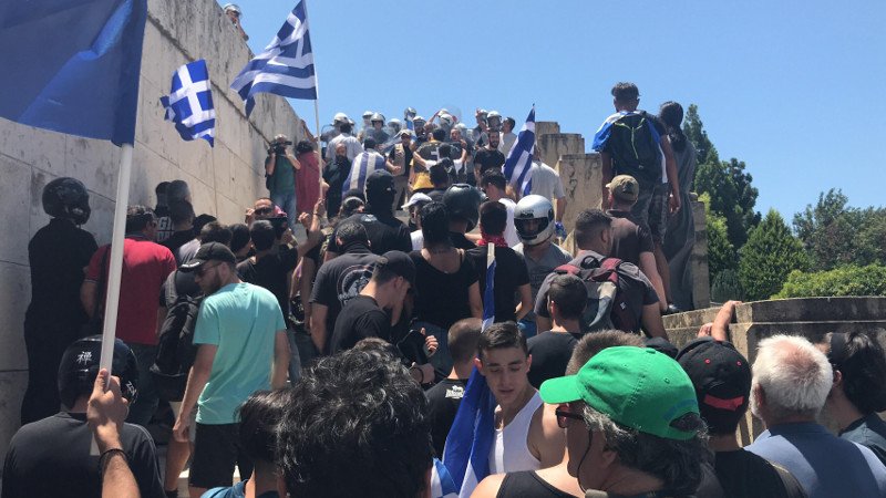 Επεισόδιο στο συλλαλητήριο για τη Μακεδονία -Διαδηλωτές επιχείρησαν να εισβάλουν στη Βουλή [βίντεο] | iefimerida.gr 0