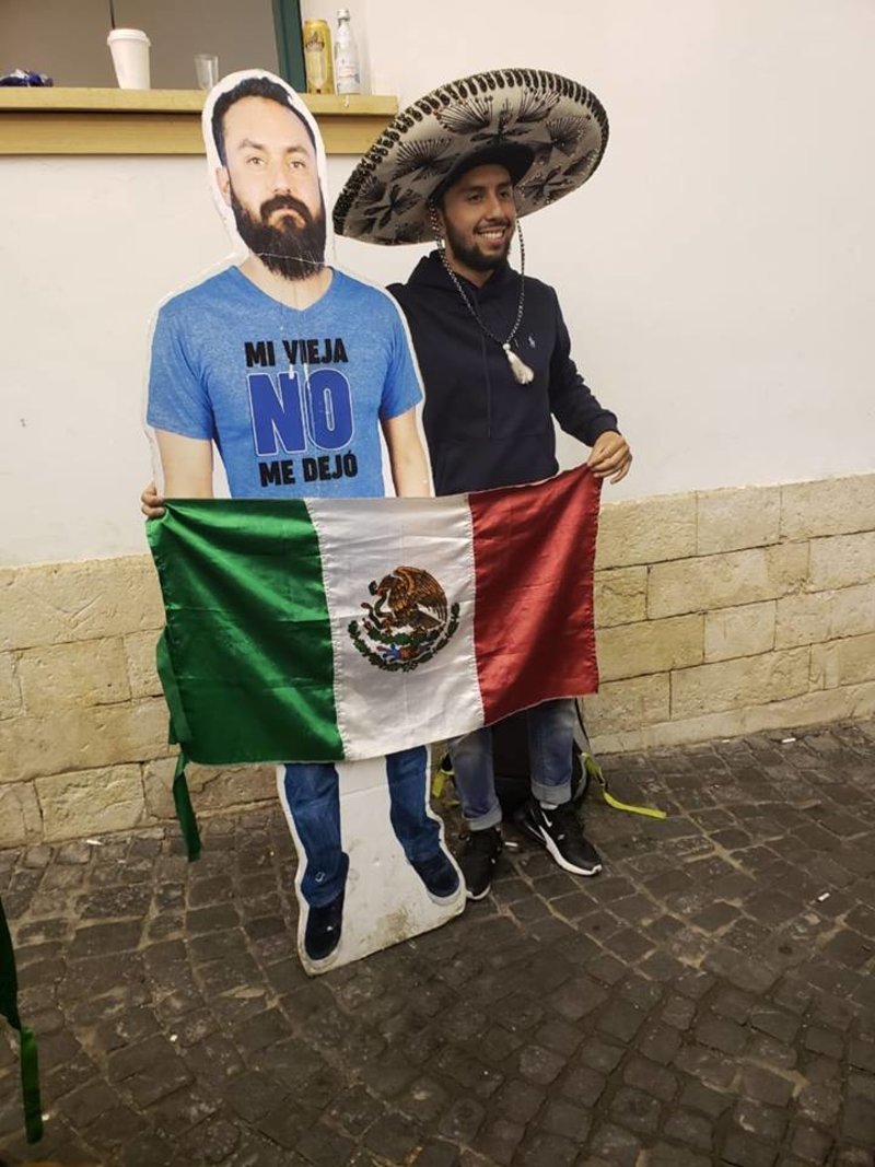 Μουντιάλ 2018: Δεν τον άφησε η γυναίκα του να πάει στην Ρωσία και οι φίλοι του έφτιαξαν χάρτινο όμοιωμά του [εικόνες]  | iefimerida.gr 4