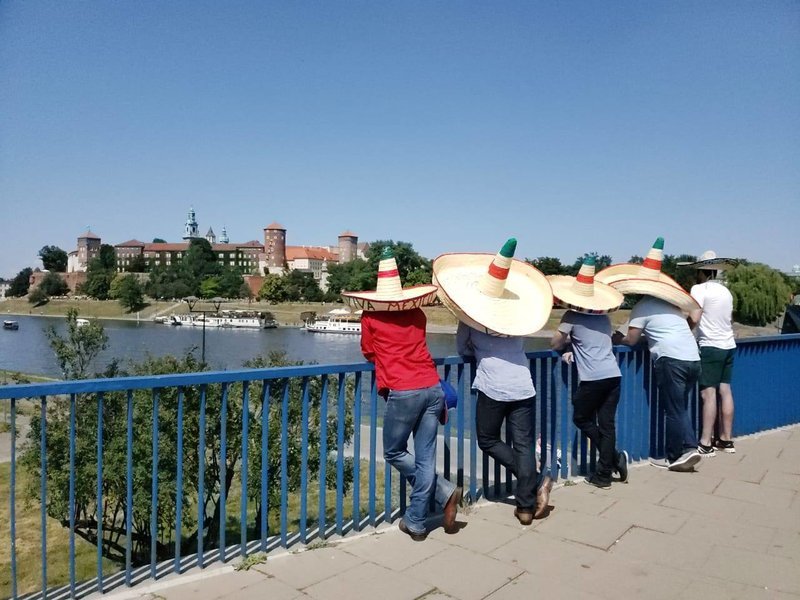 Μουντιάλ 2018: Δεν τον άφησε η γυναίκα του να πάει στην Ρωσία και οι φίλοι του έφτιαξαν χάρτινο όμοιωμά του [εικόνες]  | iefimerida.gr 5