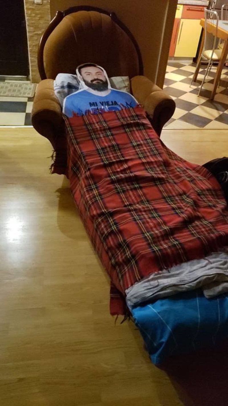 Μουντιάλ 2018: Δεν τον άφησε η γυναίκα του να πάει στην Ρωσία και οι φίλοι του έφτιαξαν χάρτινο όμοιωμά του [εικόνες]  | iefimerida.gr 6