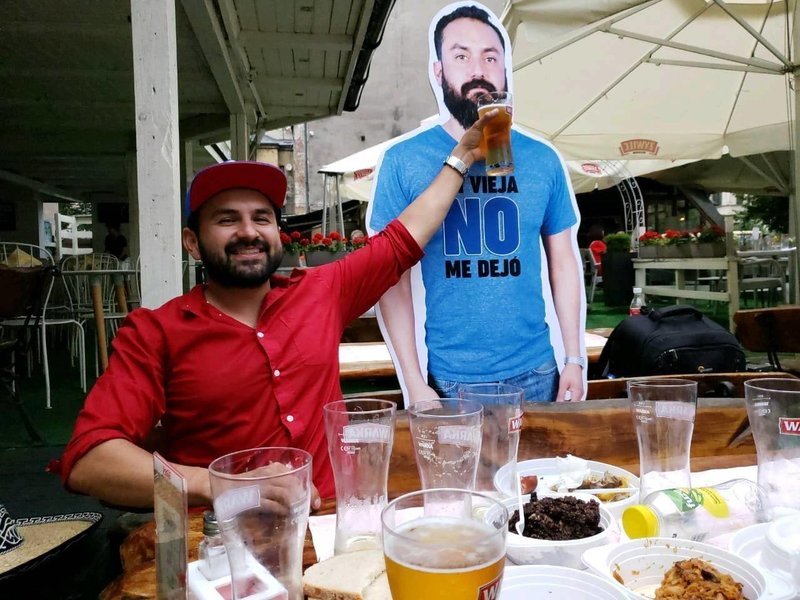 Μουντιάλ 2018: Δεν τον άφησε η γυναίκα του να πάει στην Ρωσία και οι φίλοι του έφτιαξαν χάρτινο όμοιωμά του [εικόνες]  | iefimerida.gr 1