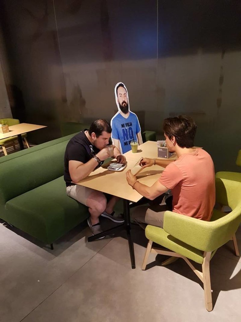 Μουντιάλ 2018: Δεν τον άφησε η γυναίκα του να πάει στην Ρωσία και οι φίλοι του έφτιαξαν χάρτινο όμοιωμά του [εικόνες]  | iefimerida.gr 7