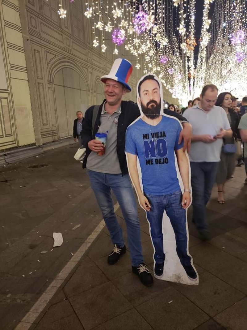 Μουντιάλ 2018: Δεν τον άφησε η γυναίκα του να πάει στην Ρωσία και οι φίλοι του έφτιαξαν χάρτινο όμοιωμά του [εικόνες]  | iefimerida.gr 3