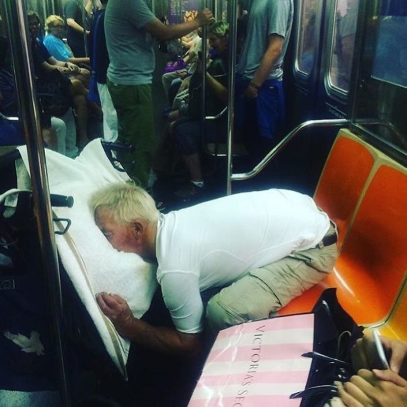 Ο,τι πιο περίεργο κυκλοφορεί στο μετρό του κόσμου -Παγόνι, αλεπού και ένας λυκάνθρωπος [εικόνες]  | iefimerida.gr 3