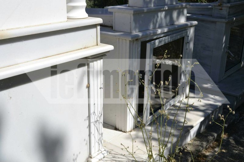 Βανδαλισμοί στο νεκροταφείο της Μόριας -Για τρίτη φορά, ανάστατοι οι κάτοικοι [εικόνες] | iefimerida.gr 1