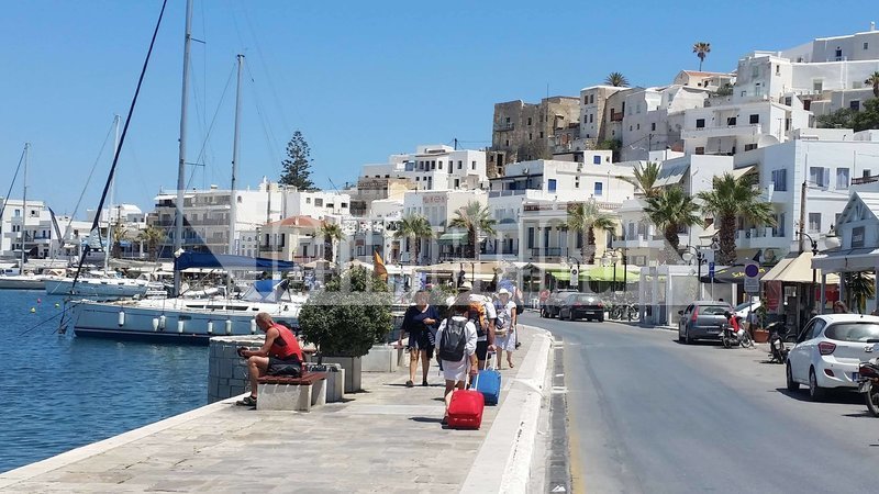 Η Νάξος «βουλιάζει» από τουρίστες -Αναβάθμιση των υποδομών ζητούν οι επιχειρηματίες [εικόνες & βίντεο]  | iefimerida.gr 8