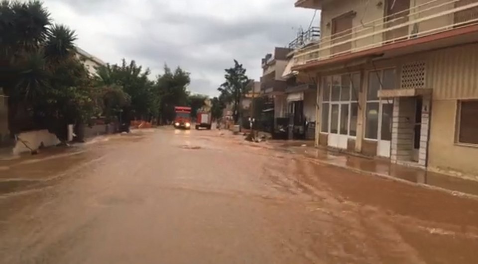 Κατακλυσμός στη Μάνδρα -Προβλήματα, ουρές στην Εθνική [εικόνες & βίντεο] | iefimerida.gr 0