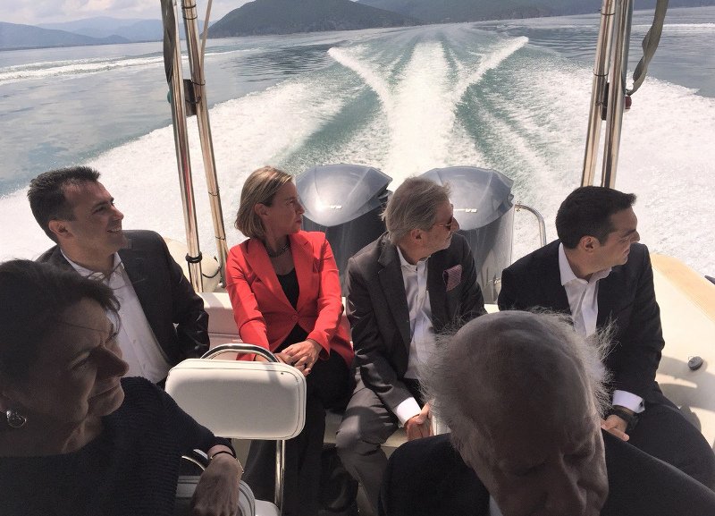 Δείτε καρέ- καρέ την υπογραφή της ιστορικής συμφωνίας Τσίπρα- Ζάεφ [εικόνες & βίντεο] | iefimerida.gr 5