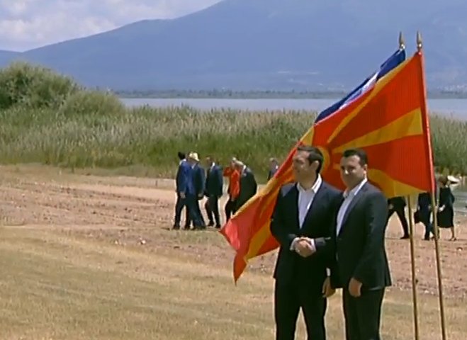 Δείτε καρέ- καρέ την υπογραφή της ιστορικής συμφωνίας Τσίπρα- Ζάεφ [εικόνες & βίντεο] | iefimerida.gr 9