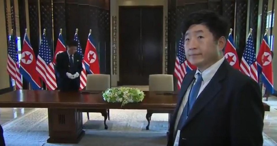 Ο Κιμ αρνήθηκε να υπογράψει με αμερικανική πένα τη συμφωνία- Φοβήθηκε δηλητηρίαση; [βίντεο]  | iefimerida.gr 0