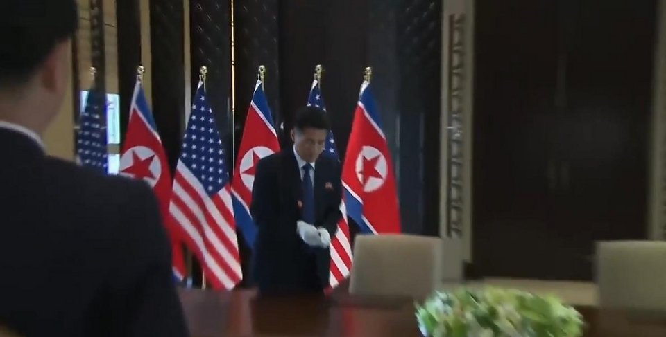 Ο Κιμ αρνήθηκε να υπογράψει με αμερικανική πένα τη συμφωνία- Φοβήθηκε δηλητηρίαση; [βίντεο]  | iefimerida.gr 1