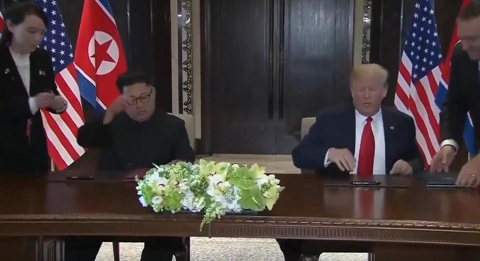 Ο Κιμ αρνήθηκε να υπογράψει με αμερικανική πένα τη συμφωνία- Φοβήθηκε δηλητηρίαση; [βίντεο]  | iefimerida.gr 2