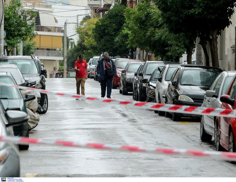 Περιστέρι: Αιματηρή συμπλοκή με πυροβολισμούς σε πολυσύχναστο πεζόδρομο -Δύο τραυματίες [εικόνες] | iefimerida.gr 0