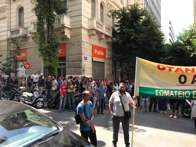 Ο υφυπουργός Πιτσιόρλας βγήκε στον δρόμο και μίλησε με την ντουντούκα στους διαδηλωτές [εικόνες & βίντεο] | iefimerida.gr 1