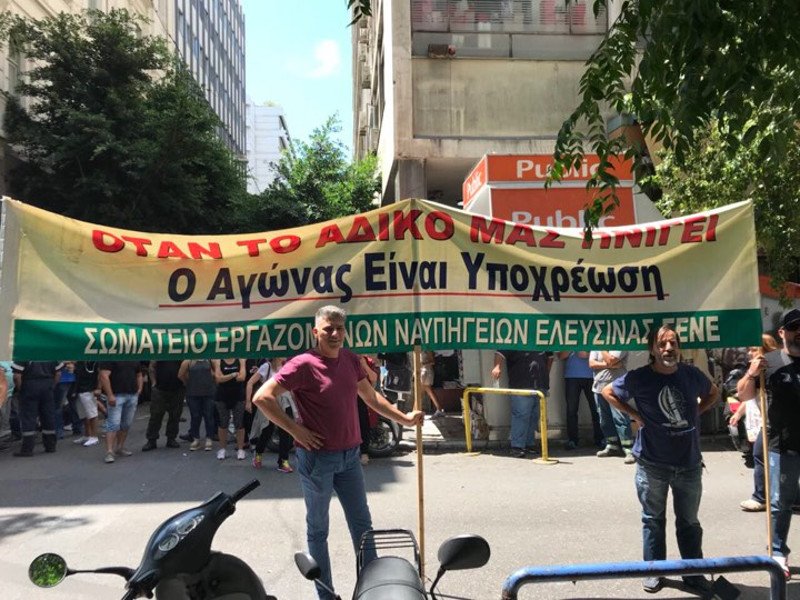 Ο υφυπουργός Πιτσιόρλας βγήκε στον δρόμο και μίλησε με την ντουντούκα στους διαδηλωτές [εικόνες & βίντεο] | iefimerida.gr 2