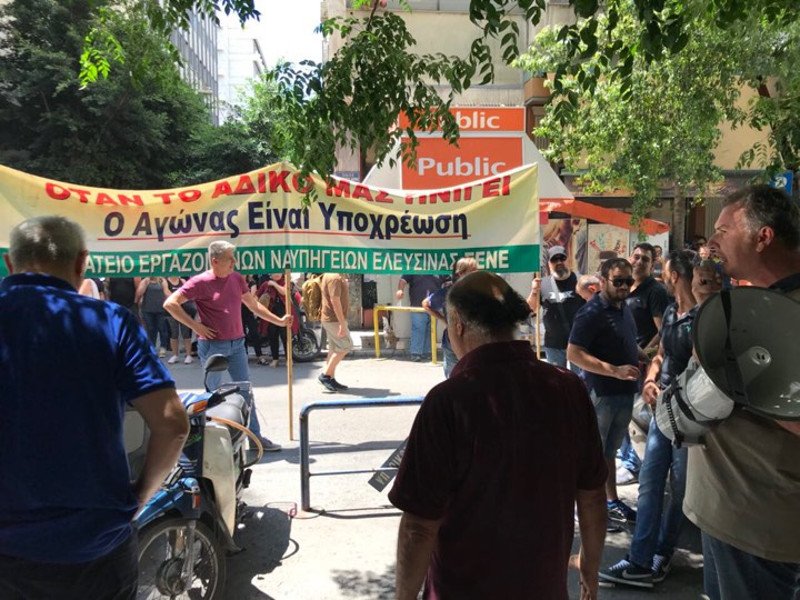 Ο υφυπουργός Πιτσιόρλας βγήκε στον δρόμο και μίλησε με την ντουντούκα στους διαδηλωτές [εικόνες & βίντεο] | iefimerida.gr 3