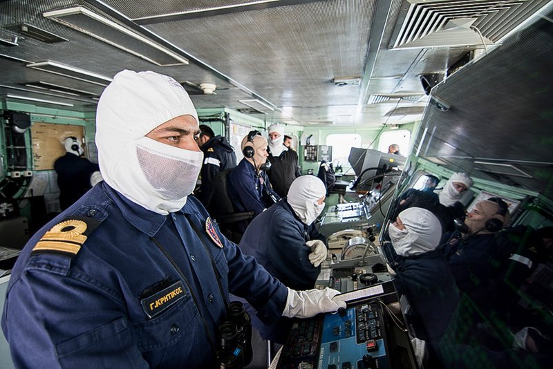 Γιατί στις ασκήσεις με πολεμικά πλοία και υποβρύχια φοράνε μάσκες και γάντια [εικόνες] | iefimerida.gr 5