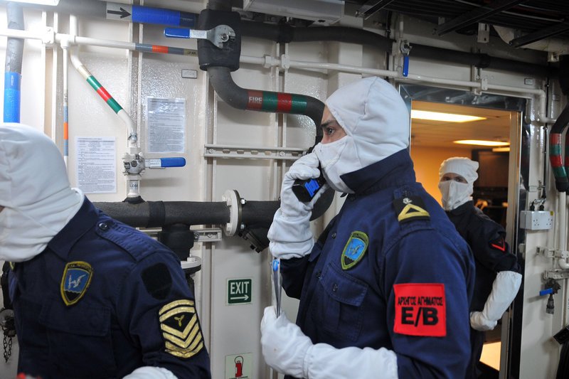 Γιατί στις ασκήσεις με πολεμικά πλοία και υποβρύχια φοράνε μάσκες και γάντια [εικόνες] | iefimerida.gr 1