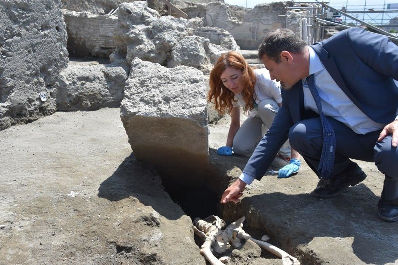 Ο πιο άτυχος κάτοικος της Πομπηίας και του... πλανήτη; Τι δείχνει σκελετός που βρέθηκε με μια κοτρόνα καρφωμένη πάνω του [εικόνες] | iefimerida.gr 0
