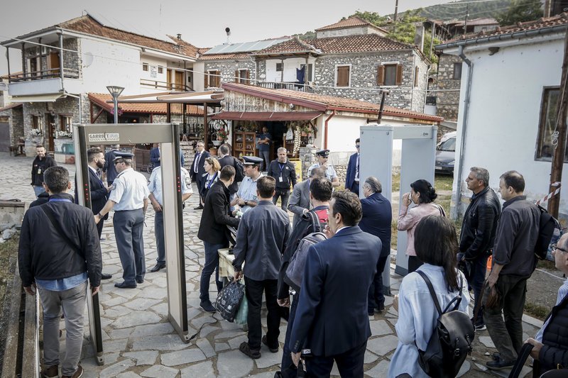 Τα δρακόντεια μέτρα ασφαλείας στις Πρέσπες: Αστυνομικοί, λιμενικοί, σκύλοι και ανιχνευτές μετάλλων [εικόνες] | iefimerida.gr 1