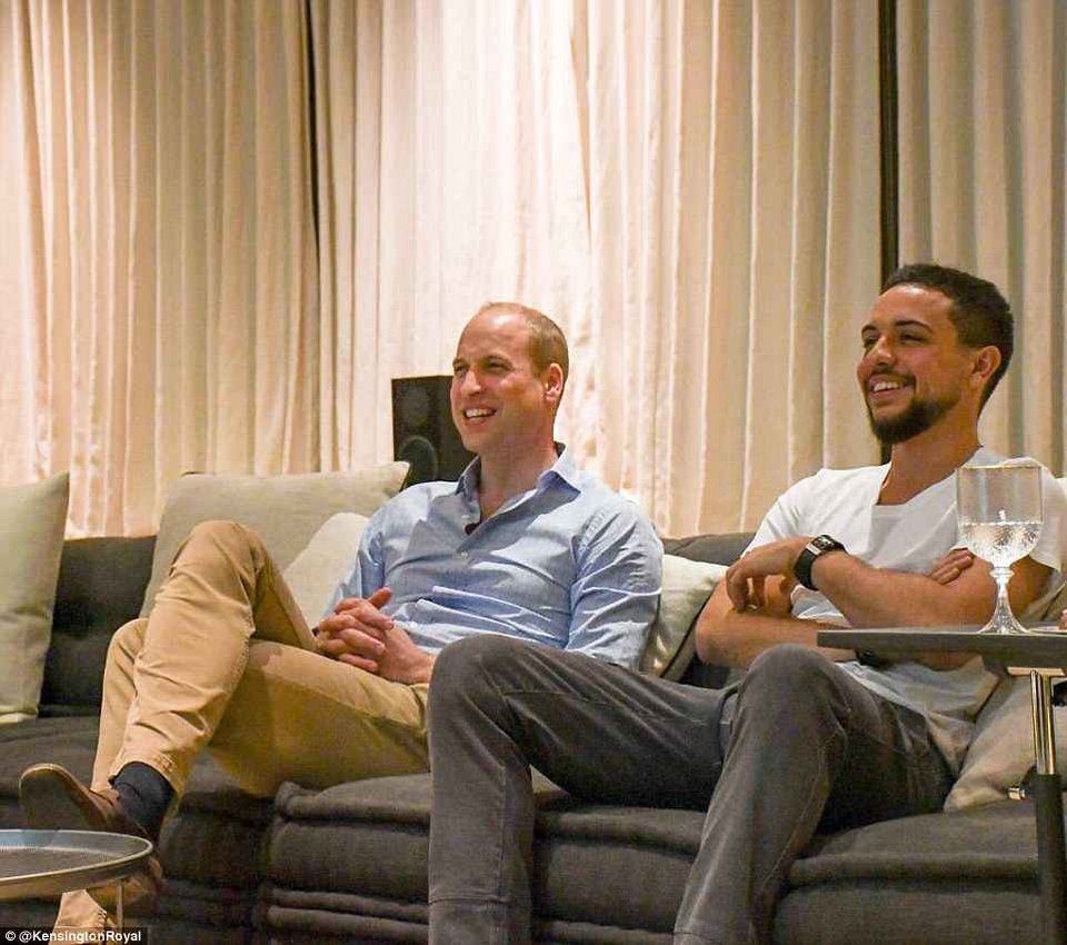 Ο πρίγκιπας Γουίλιαμ στο εργένικο σπίτι Ιορδανού πρίγκιπα απολαμβάνει... μπάλα [εικόνες] | iefimerida.gr 0