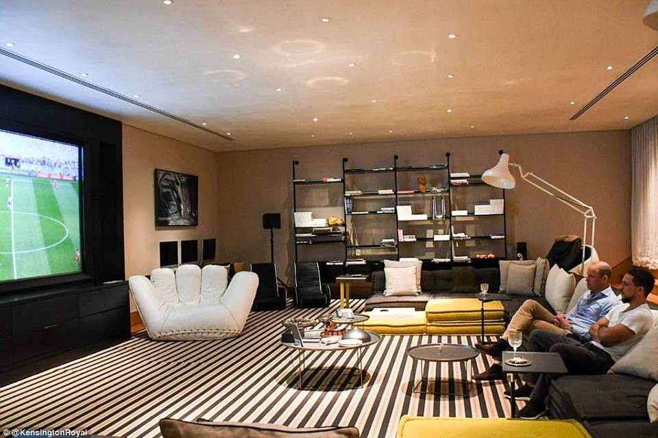 Ο πρίγκιπας Γουίλιαμ στο εργένικο σπίτι Ιορδανού πρίγκιπα απολαμβάνει... μπάλα [εικόνες] | iefimerida.gr 1