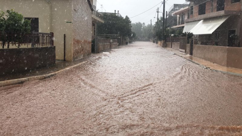 Κατακλυσμός στη Μάνδρα -Προβλήματα, ουρές στην Εθνική [εικόνες & βίντεο] | iefimerida.gr 3