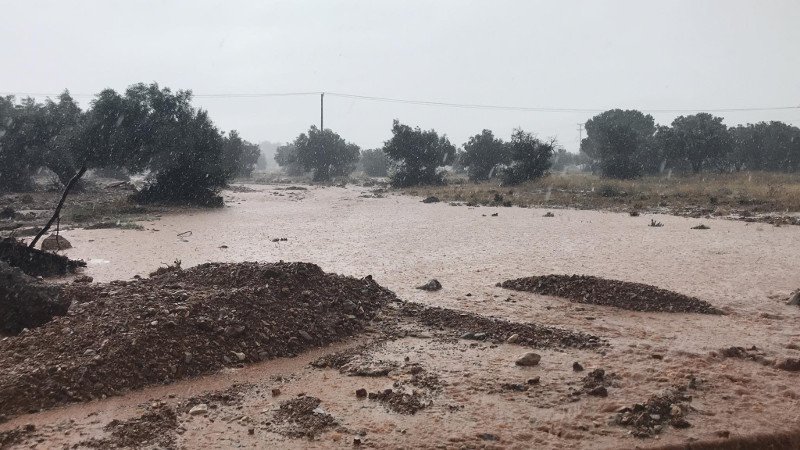 Κατακλυσμός στη Μάνδρα -Προβλήματα, ουρές στην Εθνική [εικόνες & βίντεο] | iefimerida.gr 4