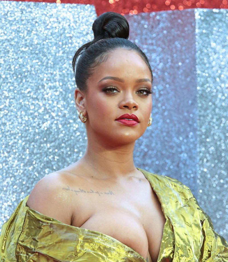 Το στήθος της Ριάνα έτοιμο να δραπετεύσει από το φόρεμά της [εικόνες] | iefimerida.gr 0