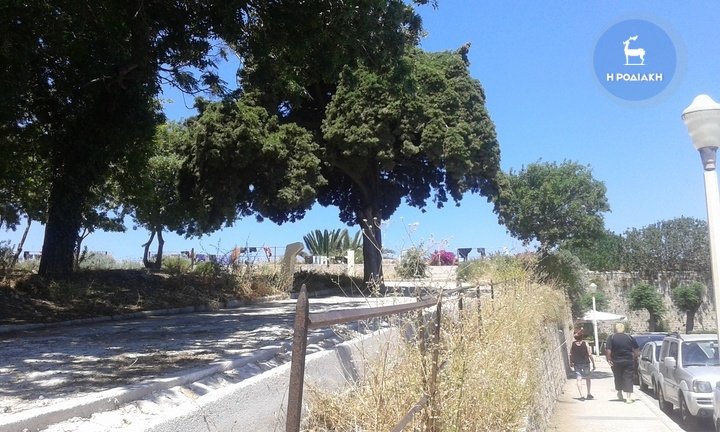 Ρομά άπλωσαν μπουγάδα στα τείχη της Παλιάς πόλης της Ρόδου [εικόνες] | iefimerida.gr 2