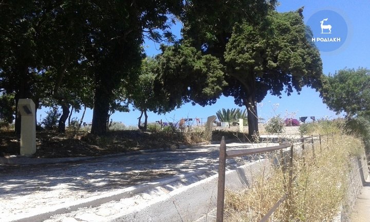 Ρομά άπλωσαν μπουγάδα στα τείχη της Παλιάς πόλης της Ρόδου [εικόνες] | iefimerida.gr 1