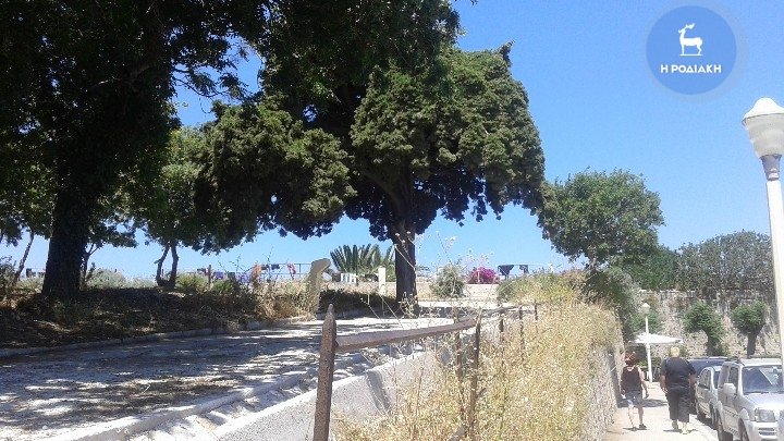 Ρομά άπλωσαν μπουγάδα στα τείχη της Παλιάς πόλης της Ρόδου [εικόνες] | iefimerida.gr 0