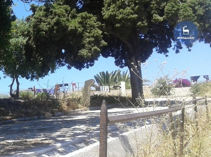 Ρομά άπλωσαν μπουγάδα στα τείχη της Παλιάς πόλης της Ρόδου [εικόνες] | iefimerida.gr 4