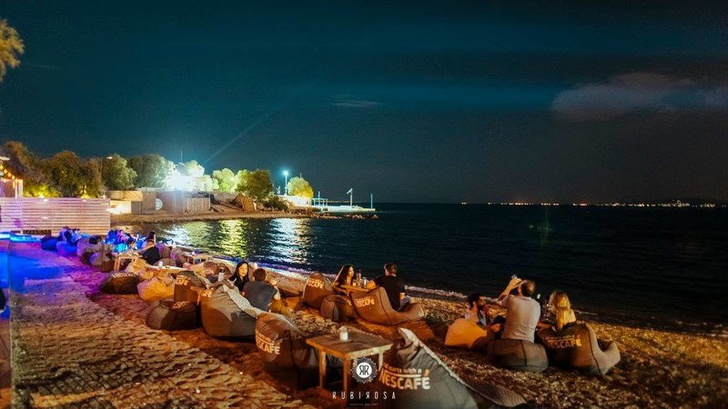 Από Aλιμο μέχρι Σαρωνίδα: 8+1 beach bar με τέλεια κοκτέιλ δίπλα στο κύμα [εικόνες]  | iefimerida.gr 4