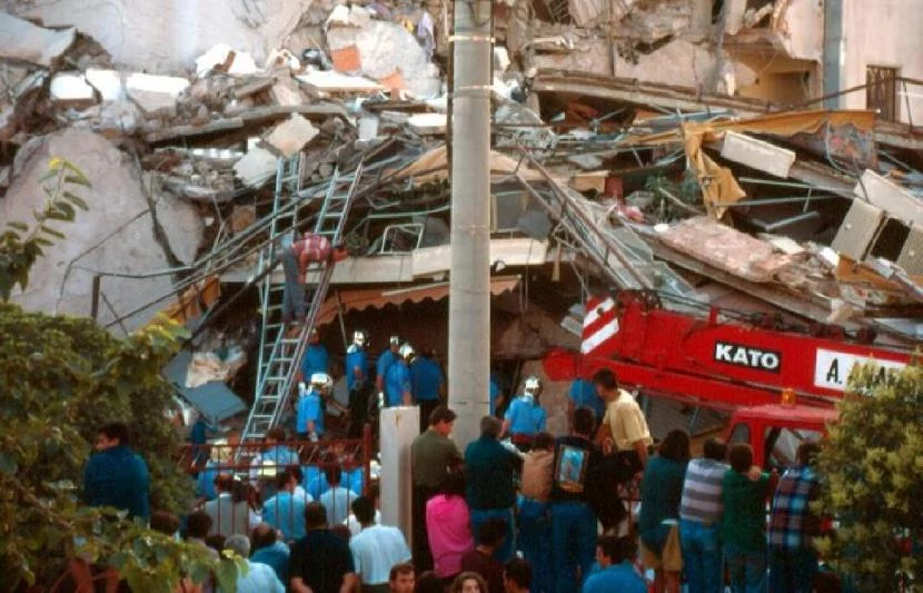 Σεισμός στο Αίγιο: Οταν ο Εγκέλαδος άφησε πίσω του 26 νεκρούς και γκρέμισε την πόλη [εικόνες & βίντεο] | iefimerida.gr 2