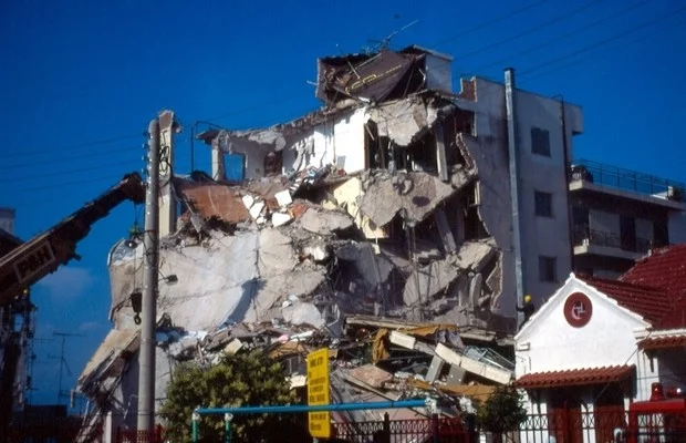 Σεισμός στο Αίγιο: Οταν ο Εγκέλαδος άφησε πίσω του 26 νεκρούς και γκρέμισε την πόλη [εικόνες & βίντεο] | iefimerida.gr 1