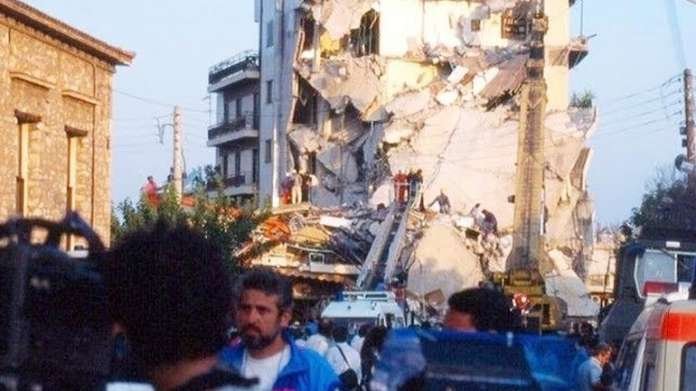 Seismos Sto Aigio Otan O Egkelados Afhse Pisw Toy 26 Nekroys Kai Gkremise Thn Polh Eikones Binteo Ellada Iefimerida Gr