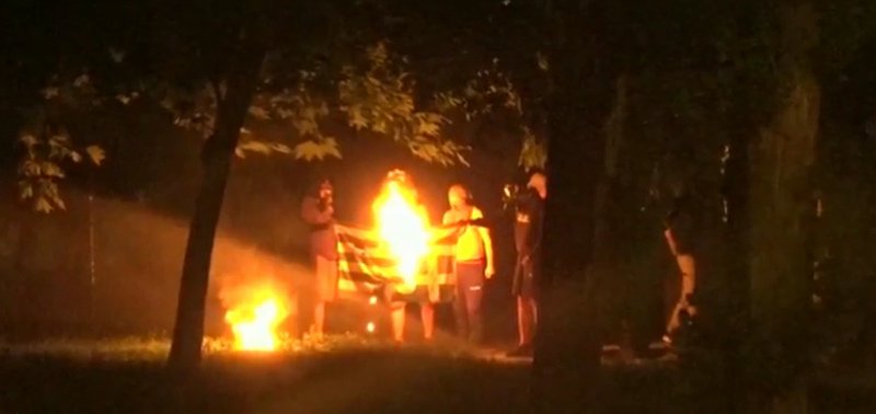 Πρόκληση από αναρχικούς: Εκαψαν ελληνική σημαία κατά τη διάρκεια των επεισοδίων στα Εξάρχεια [εικόνα] | iefimerida.gr 0