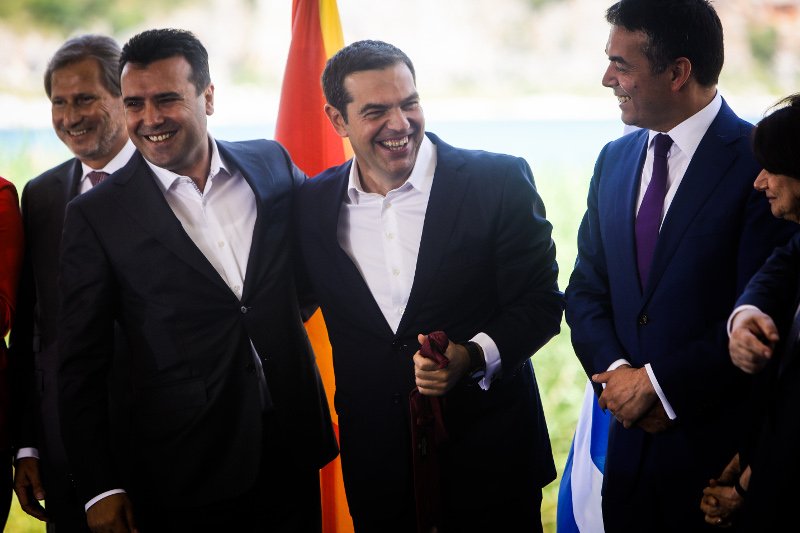 Ολο το φωτογραφικό άλμπουμ της υπογραφής στις Πρέσπες -Εκπλήξεις, χαμόγελα και διεθνείς παρουσίες [εικόνες] | iefimerida.gr 5