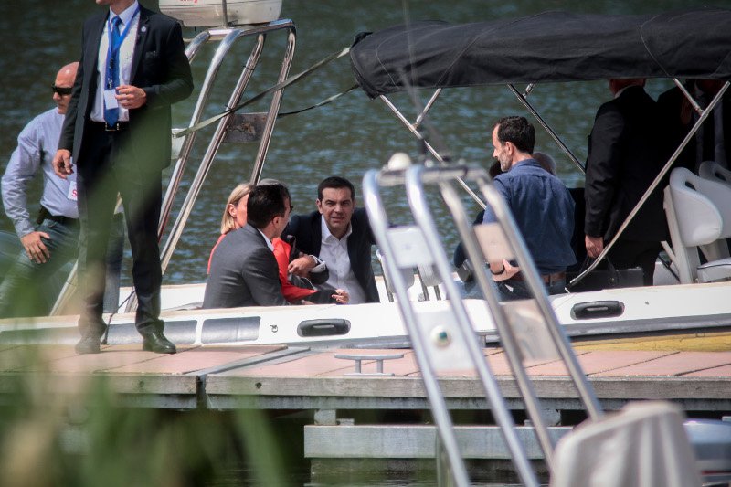 Ολο το φωτογραφικό άλμπουμ της υπογραφής στις Πρέσπες -Εκπλήξεις, χαμόγελα και διεθνείς παρουσίες [εικόνες] | iefimerida.gr 6