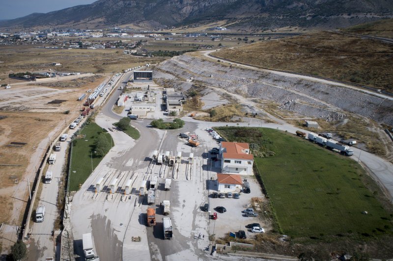 Ουρές χιλιομέτρων έξω από τον ΧΥΤΑ Φυλής -Γεμάτα απορριμματοφόρα περιμένουν να αδειάσουν σκουπίδια [εικόνες] | iefimerida.gr 4