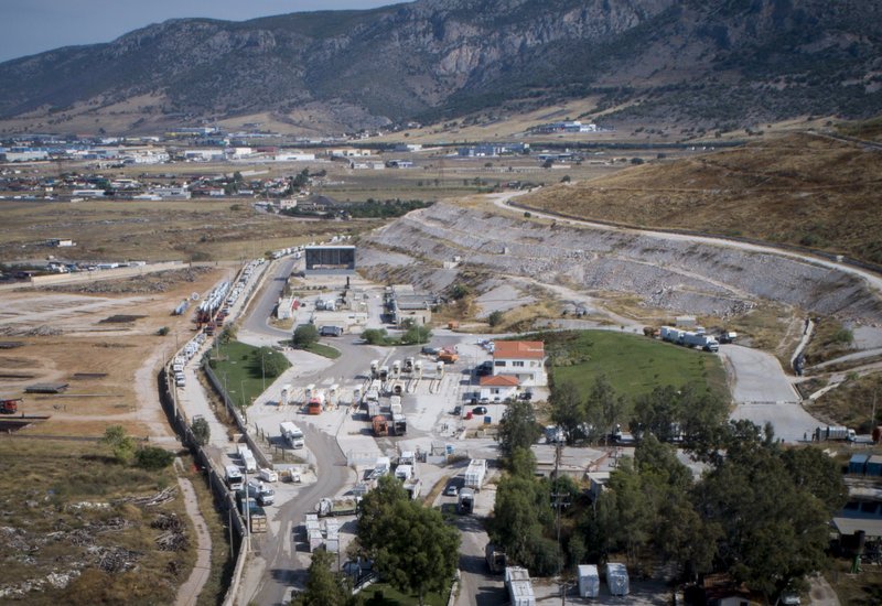 Ουρές χιλιομέτρων έξω από τον ΧΥΤΑ Φυλής -Γεμάτα απορριμματοφόρα περιμένουν να αδειάσουν σκουπίδια [εικόνες] | iefimerida.gr 3