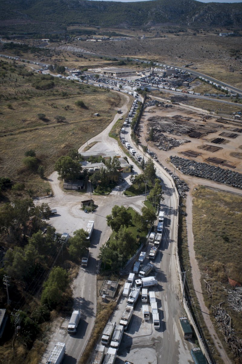 Ουρές χιλιομέτρων έξω από τον ΧΥΤΑ Φυλής -Γεμάτα απορριμματοφόρα περιμένουν να αδειάσουν σκουπίδια [εικόνες] | iefimerida.gr 0