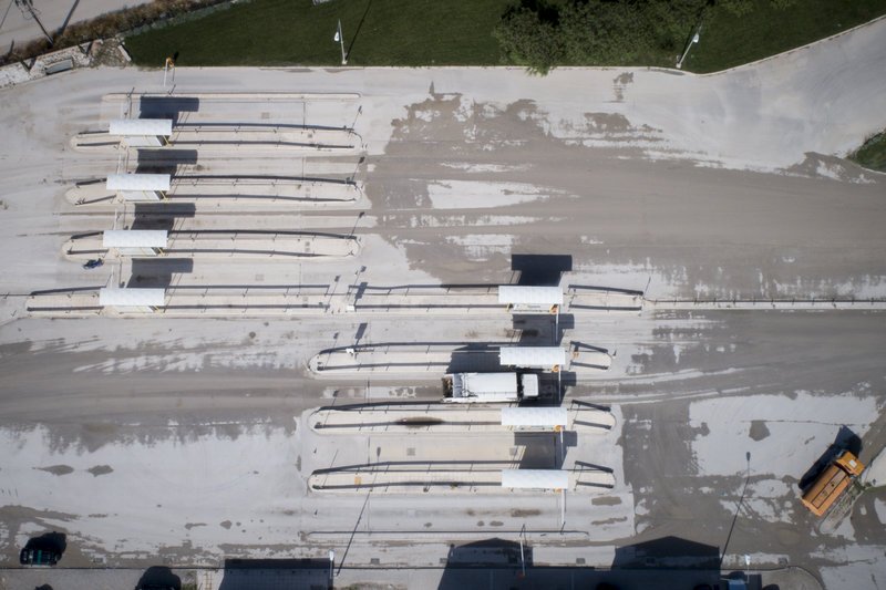 Ουρές χιλιομέτρων έξω από τον ΧΥΤΑ Φυλής -Γεμάτα απορριμματοφόρα περιμένουν να αδειάσουν σκουπίδια [εικόνες] | iefimerida.gr 11