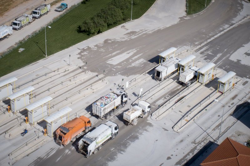 Ουρές χιλιομέτρων έξω από τον ΧΥΤΑ Φυλής -Γεμάτα απορριμματοφόρα περιμένουν να αδειάσουν σκουπίδια [εικόνες] | iefimerida.gr 7