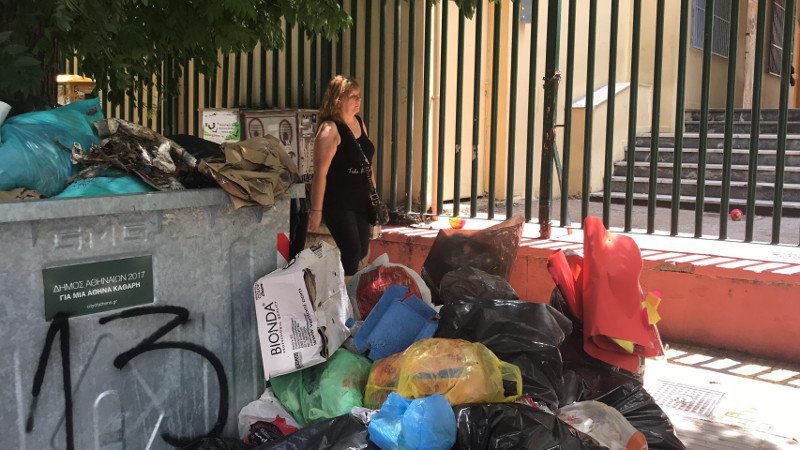 Τόνοι σκουπιδιών στους δρόμους της Αθήνας- φωτογραφίες iefimerida