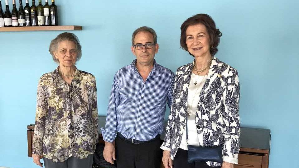 Η τέως βασίλισσα της Ισπανίας, Σοφία, χόρεψε πεντοζάλη σε κρητικό γλέντι [βίντεο] | iefimerida.gr 1