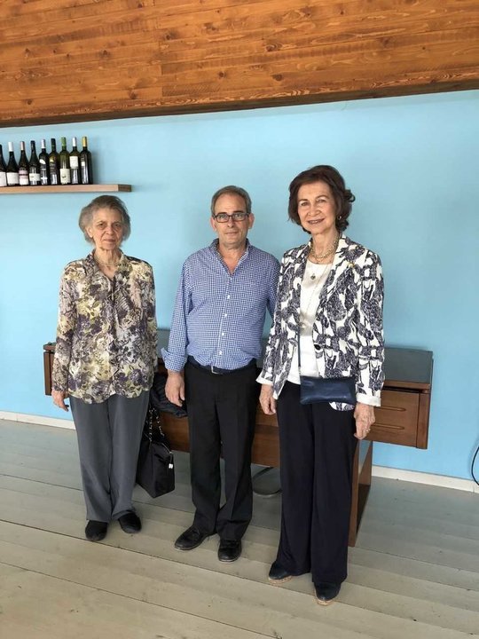 Η τέως βασίλισσα της Ισπανίας, Σοφία, χόρεψε πεντοζάλη σε κρητικό γλέντι [βίντεο] | iefimerida.gr 2